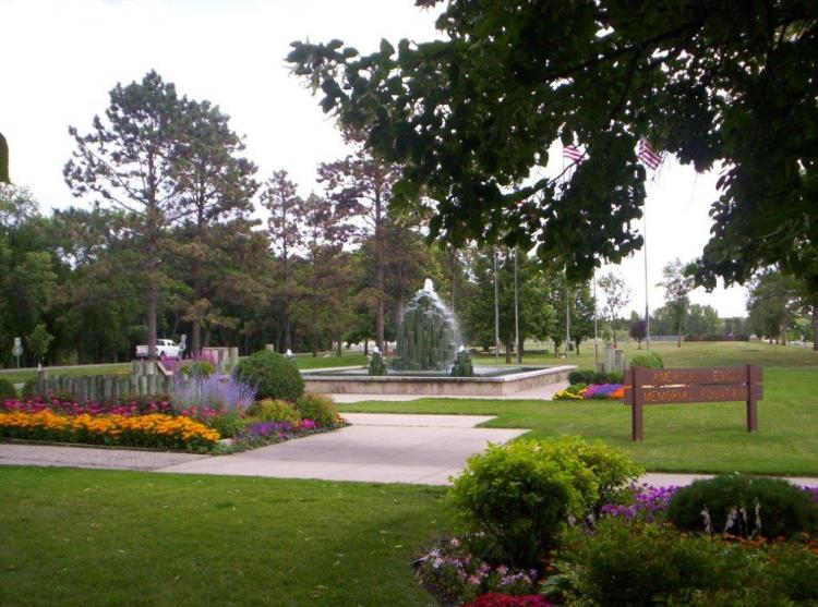 lindenwoodfountain This image shows the fountain and flowers at Lindenwood Park.