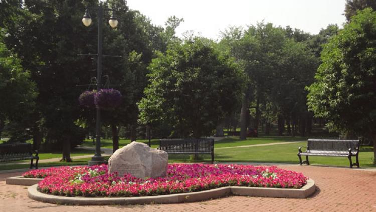 gibbmemorial.jpg Photo shows Gibb Memorial at Island Park