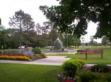 This image shows the fountain and flowers at Lindenwood Park.