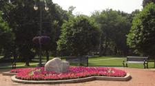 Photo shows Gibb Memorial at Island Park